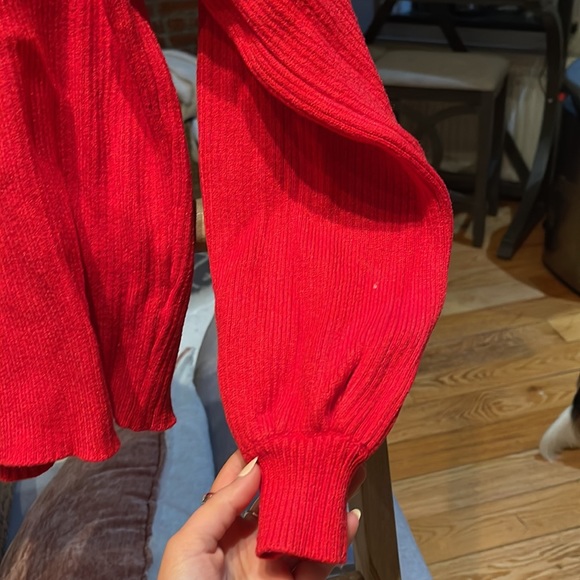 red sweater with big sleeves - Picture 3 of 3